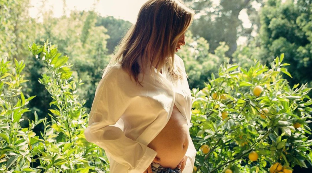 Ashley Tisdale anunciou sua segunda gravidez nesta terça-feira (26)