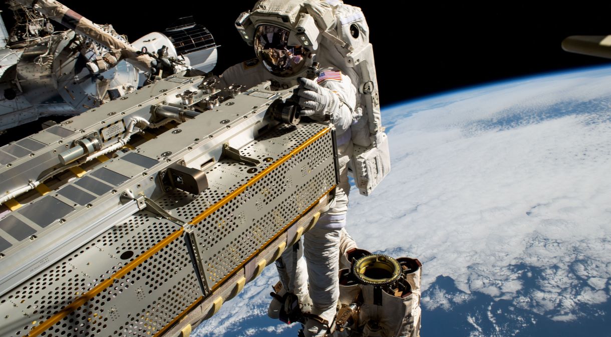 O astronauta Woody Hoburg em caminhada espacial fora da Estação Espacial Internacional