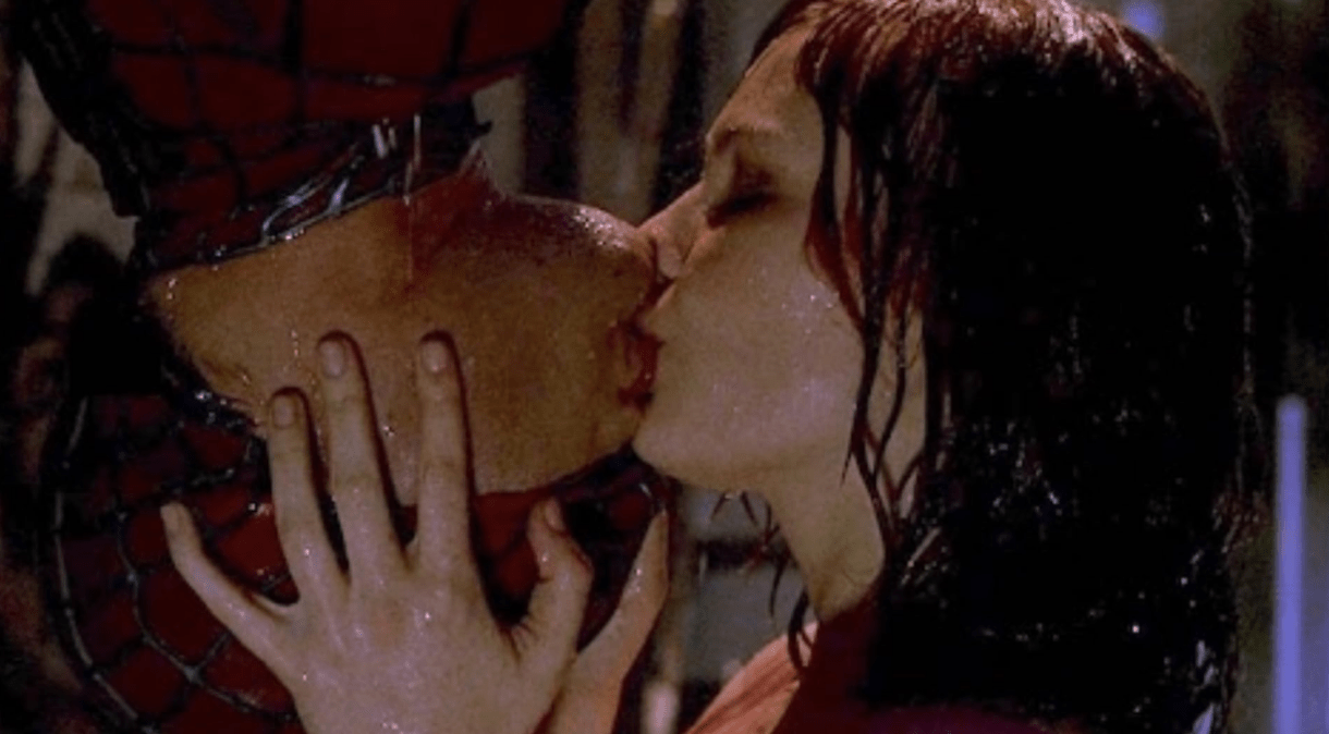 Kirsten Dunst ficou incomodada de fazer cena do icônico beijo do Homem-Aranha