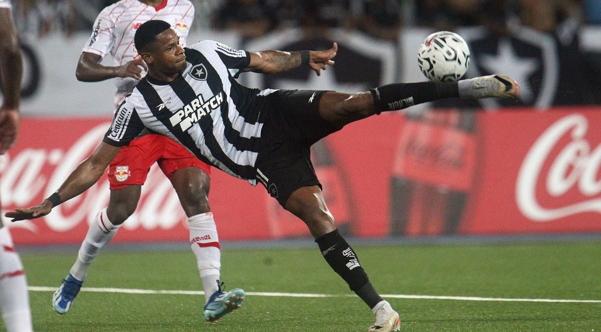 Júnior Santos acerta em cheio e marca o segundo gol dele e do Botafogo sobre o Red Bull Bragantino