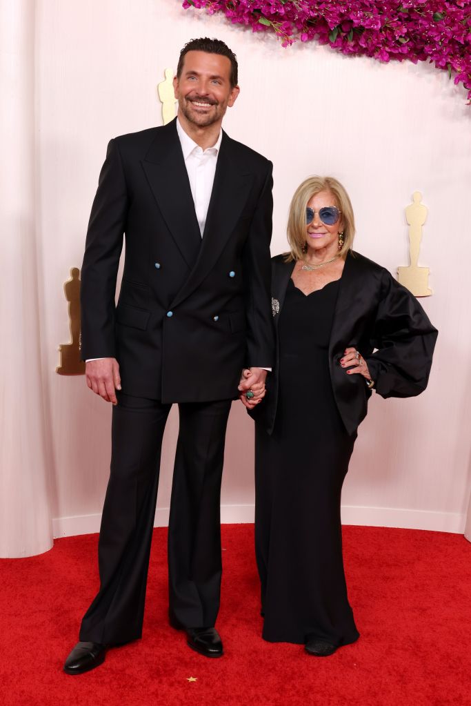 Bradley Cooper na companhia de sua mãe no Oscar 2024