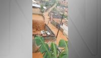 Casas são atingidas por “cachoeira” formada por rompimento de uma rede de drenagem pluvial em MG