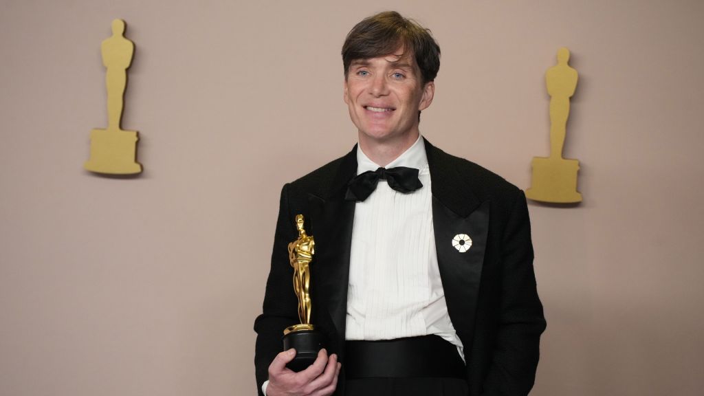 Cillian Murphy usou um terno da Versace no Oscar