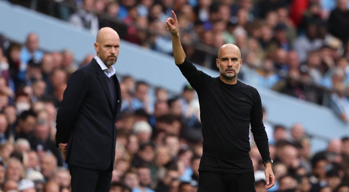 Erik Ten Hag e Pep Guardiola durante um clássico de Manchester