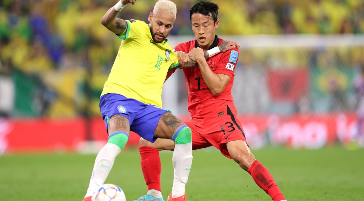 Son Jun-ho tenta marcar Neymar na vitória brasileira sobre a Coreia do Sul na Copa do Mundo de 2022