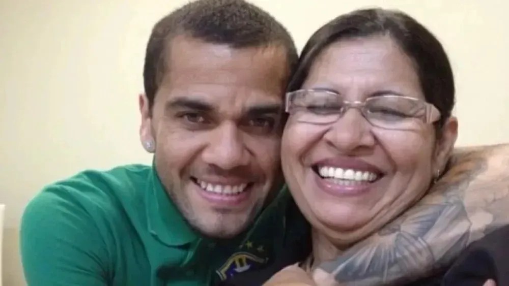 Mãe de Daniel Alves, Maria Lucia, comemora a liberdade provisória do filho