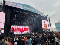 Dayglow atende pedido de fã e o convida para cantar hit da banda