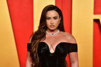 Demi Lovato diz que "buscou" estrelato infantil para receber amor de pai