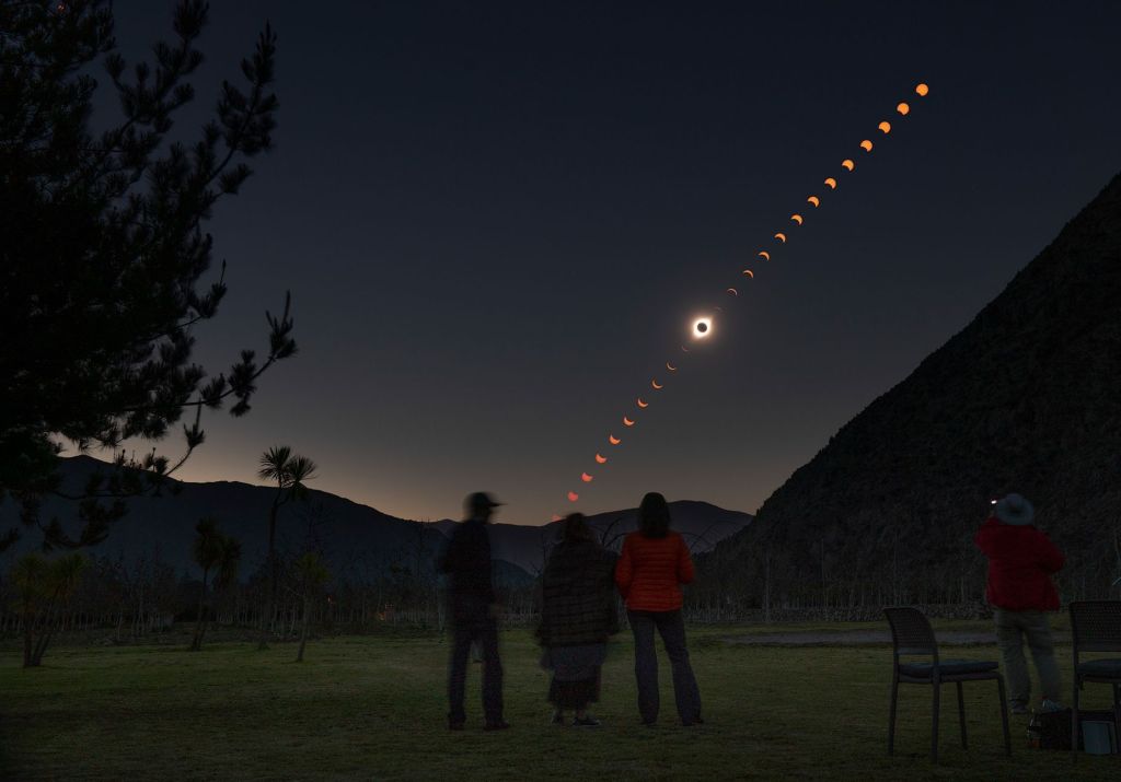 As fases de um eclipse solar total em El Molle, Chile, em julho de 2019.
