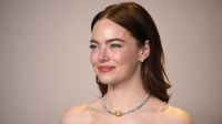 Pele clássica e natural: confira os truques de beleza de Emma Stone