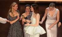 Oscar 2024: Michelle Yeoh esclarece confusão com Emma Stone no palco