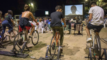 Montagem itinerante usa bicicletas para exibir filmes em tela inflável