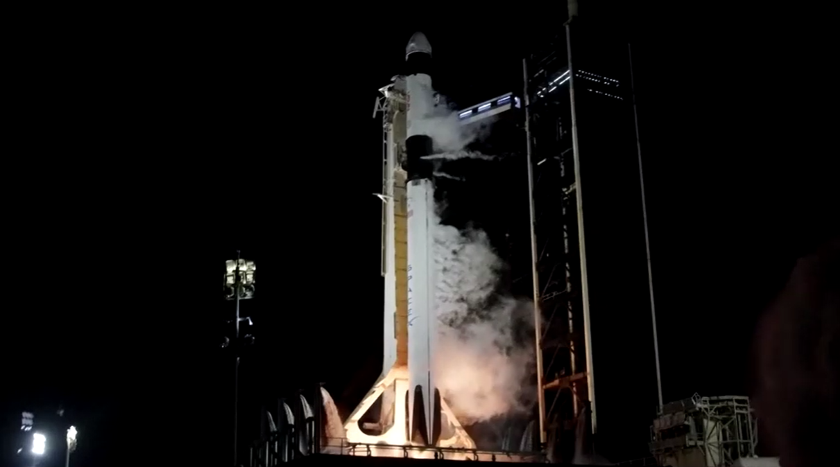 Nasa e SpaceX lançam foguete Falcon 9 para a Estação Espacial Internacional com quatro triupulantes