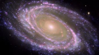 Agência espacial registrou momento em que a galáxia Messier 81 ficou predominantemente da cor rosa