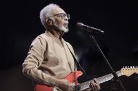 Lollapalooza: Gilberto Gil canta “Não Chore Mais” e Preta aparece no telão