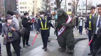 Tradicional monstro japonês foi usado em uma campanha para promover a segurança no trânsito da capital do país