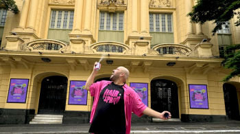 Peça dirigida por Tiago Abravanel conta história que já inspirou filmes e produção da Broadway