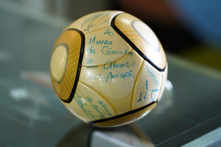 Bola assinada por Neymar foi devolvida após ser furtada nos ataques de 8 de janeiro de 2023