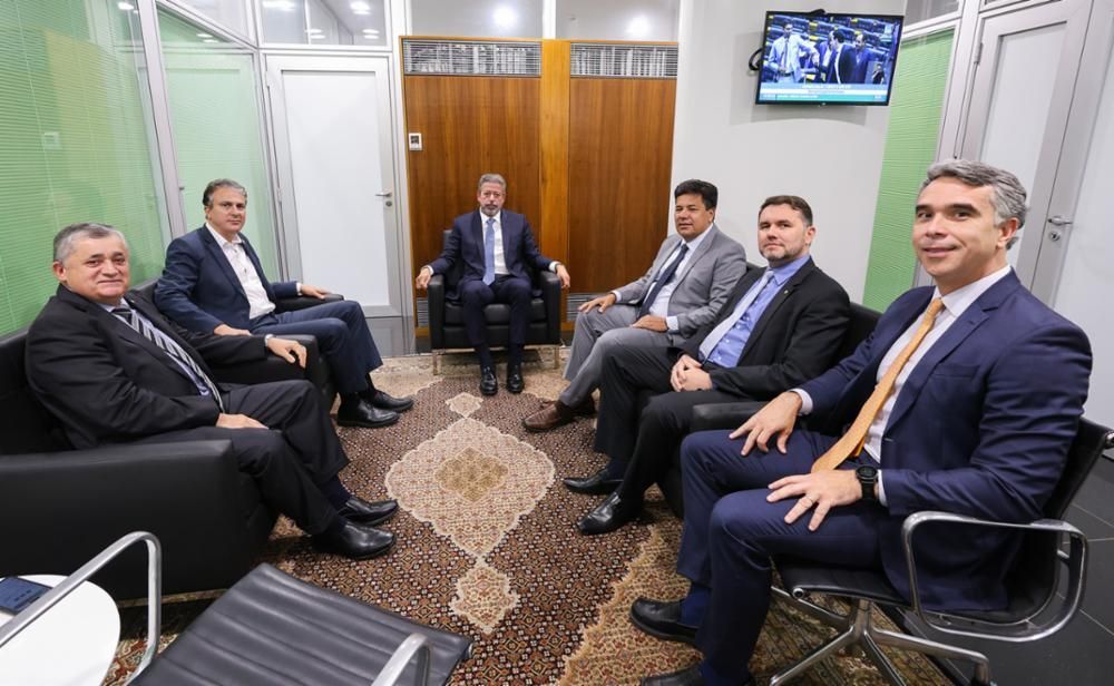 O deputado José Guimarães (PT-CE), o ministro da Educação, Camilo Santana, o presidente da Câmara, Arthur Lira (PP-AL), o deputado Mendonça Filho (União-PE), o deputado Moses Rodrigues (União-CE) e o deputado Rafael Brito (MDB-AL) em reunião na Câmara