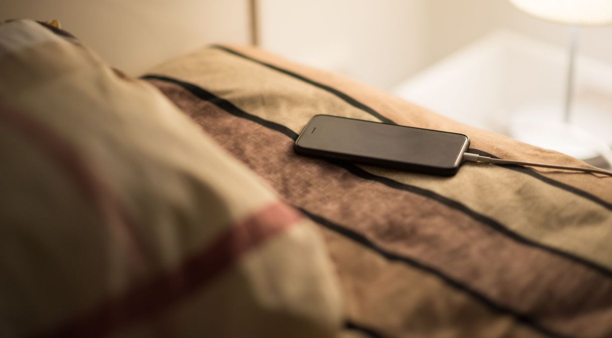Dormir perto do iPhone enquanto ele está carregando pode ser perigoso e é desaconselhado pela Apple