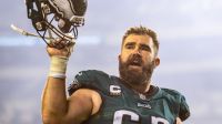 Jason Kelce diz ter ficado triste com derrota do irmão Travis no Super Bowl