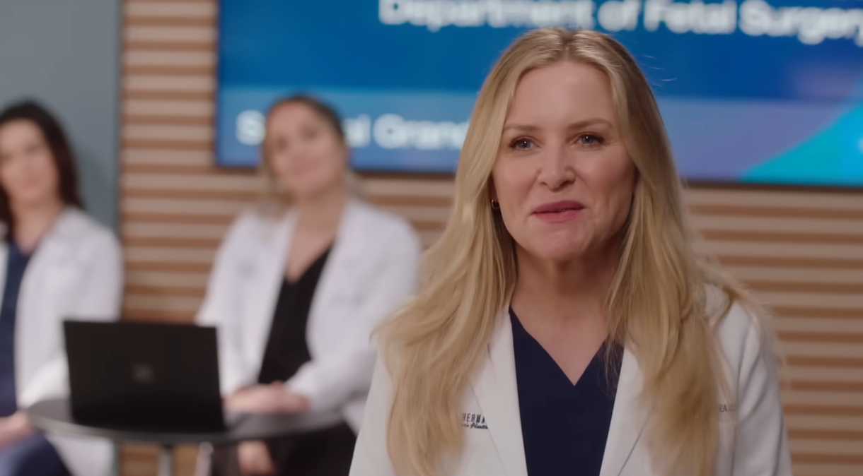 Jessica Capshaw volta à 20ª temporada de Grey's Anatomy como Arizona Robbins