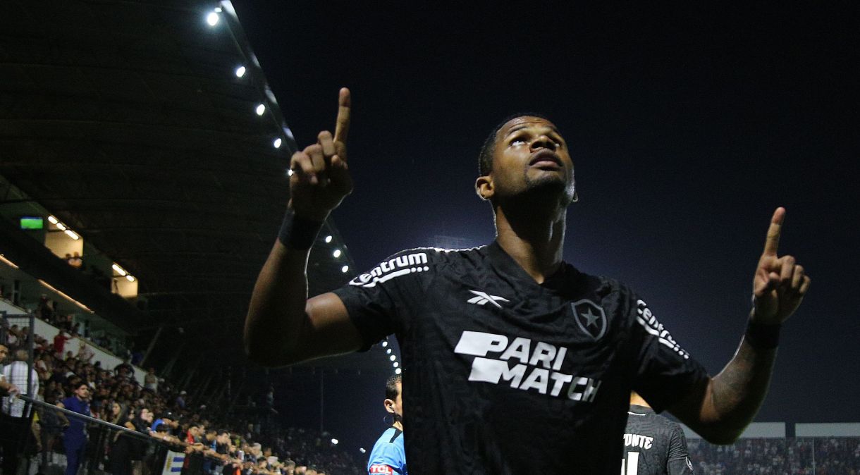 Júnior Santos comemora gol do Botafogo contra o Red Bull Bragantino