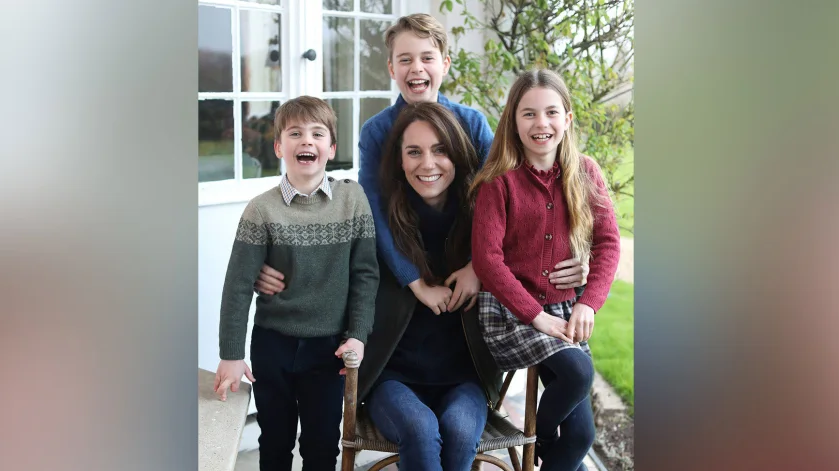 Foto compartilhada pelo Palácio de Kensington com a Princesa de Gales e os três filhos
