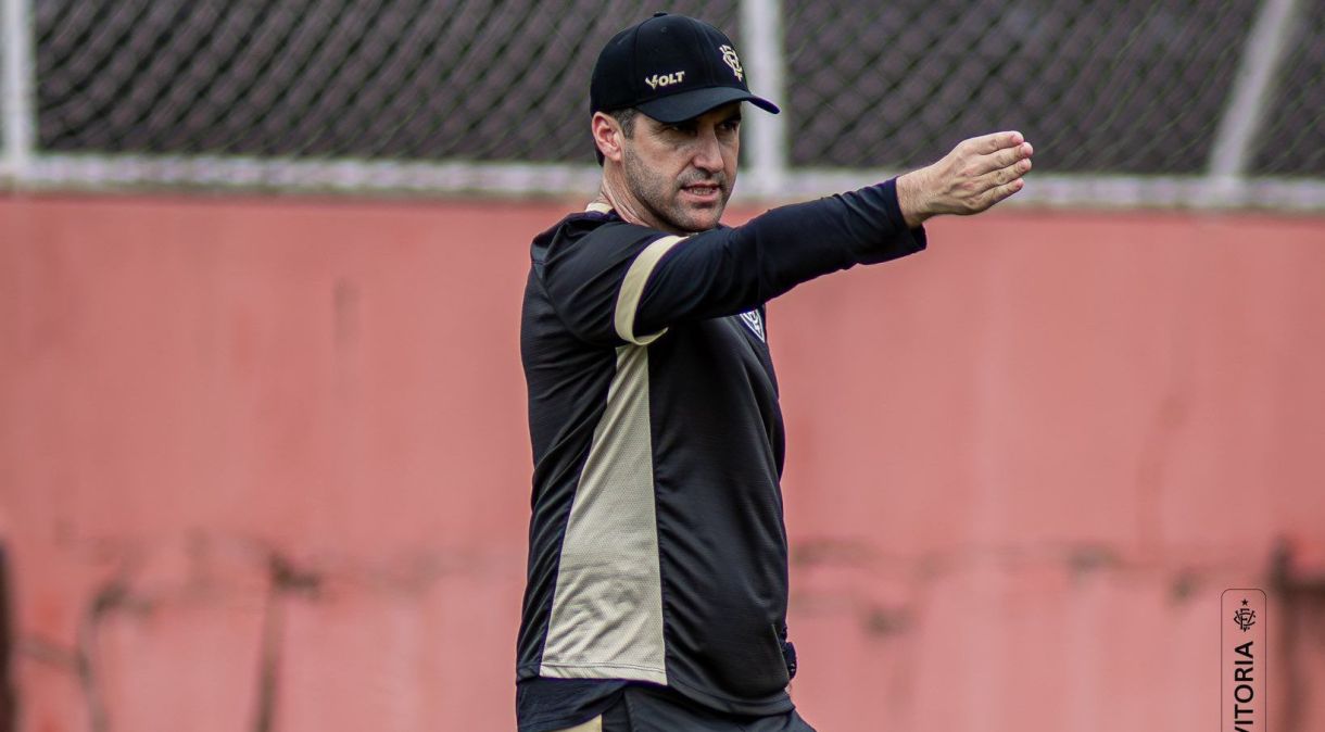 Léo Condé comanda treino do Vitória antes do primeiro jogo da decisão do Campeonato Baiano