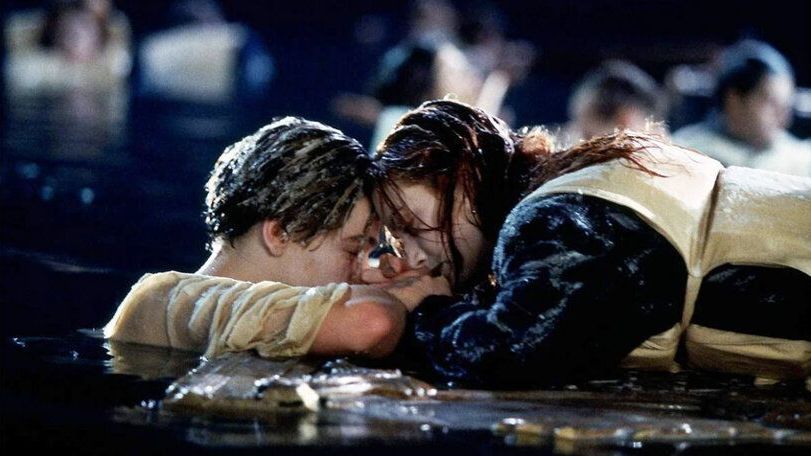 A porta de madeira que salvou a personagem Rose de congelar na água do mar no filme "Titanic" foi vendida por mais de R$ 3,5 milhões (US$ 718.750,00) em leilão.