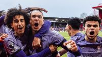 Darwin Núñez garante vitória que mantém Liverpool na liderança da Premier League