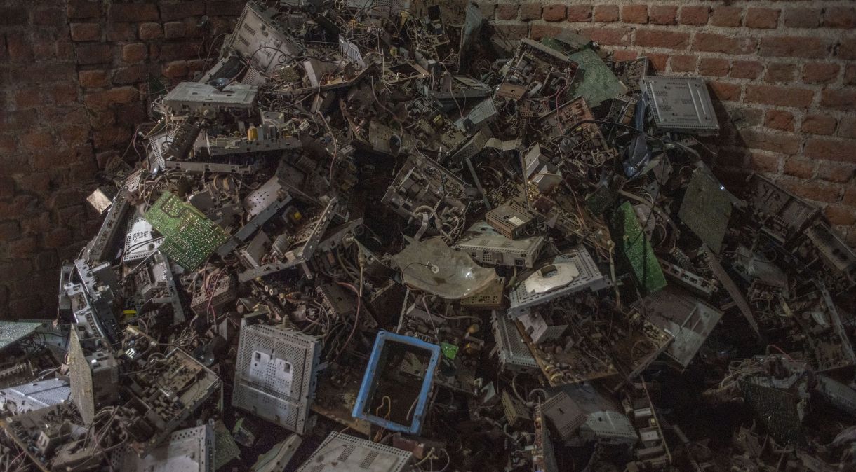 Monte de lixo eletrônico descartado em Nova Delhi, na Índia
