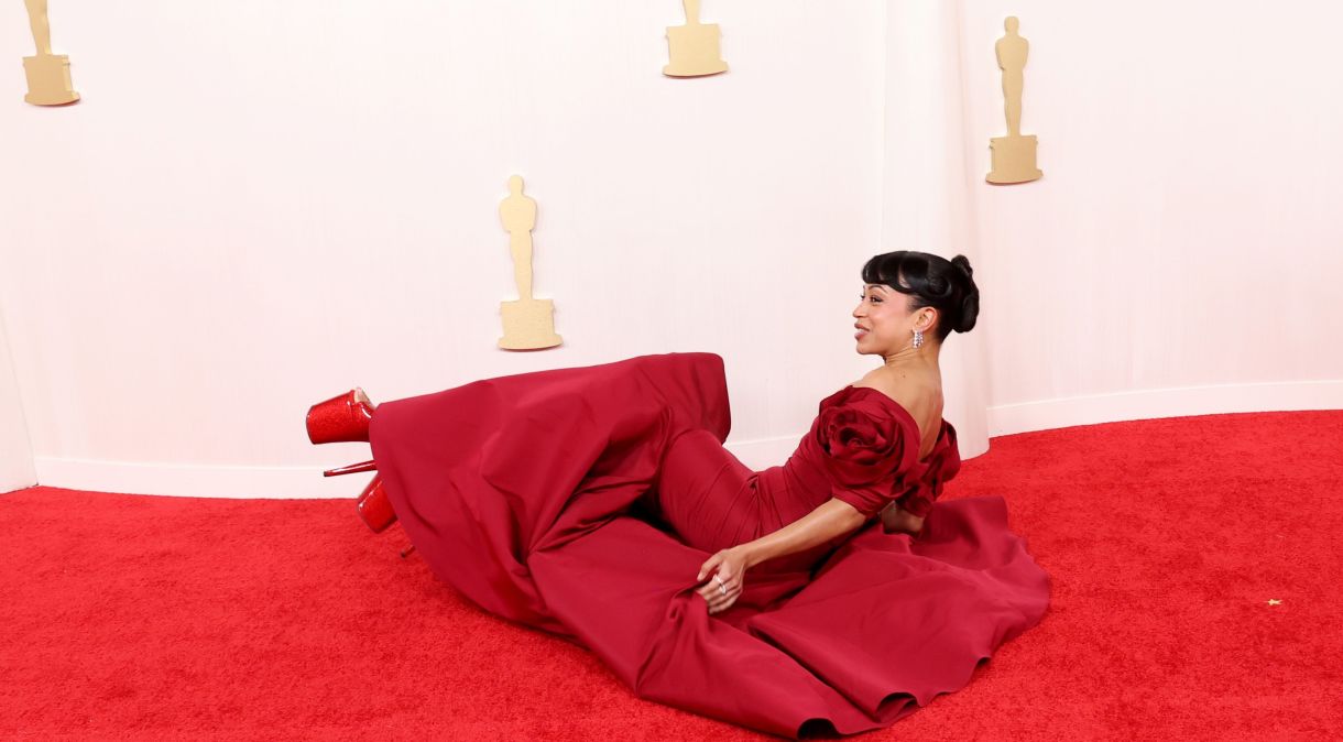Liza Koshy escorrega e cai no tapete vermelho do Oscar