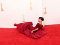 Liza Koshy leva tombo no tapete vermelho do Oscar; veja o momento