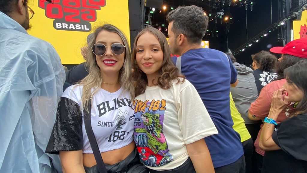 As paranaenses Carla e Stefany chegaram cedo para assistir à banda Blink-182 no Lollapalooza 2024