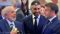 Payet presenteia Lula e Macron com camisas do Vasco