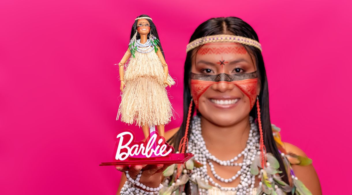 Maira Gomez (@cunhaporanga_oficial) com sua boneca Barbie