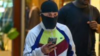 De balaclava, MC Daniel embarca "camuflado" em aeroporto do Rio