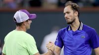 Medvedev vira após lesão de rival e enfrenta Alcaraz na final de Indian Wells