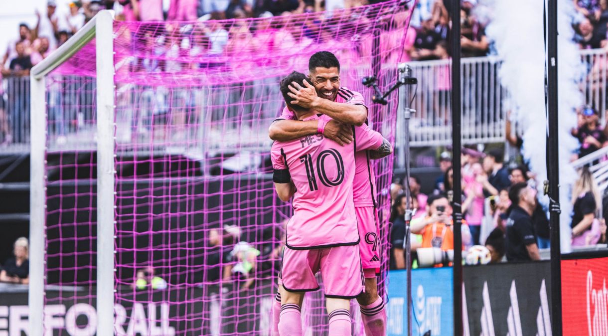 Suárez e Messi comemoram o gol sobre o Orlando City