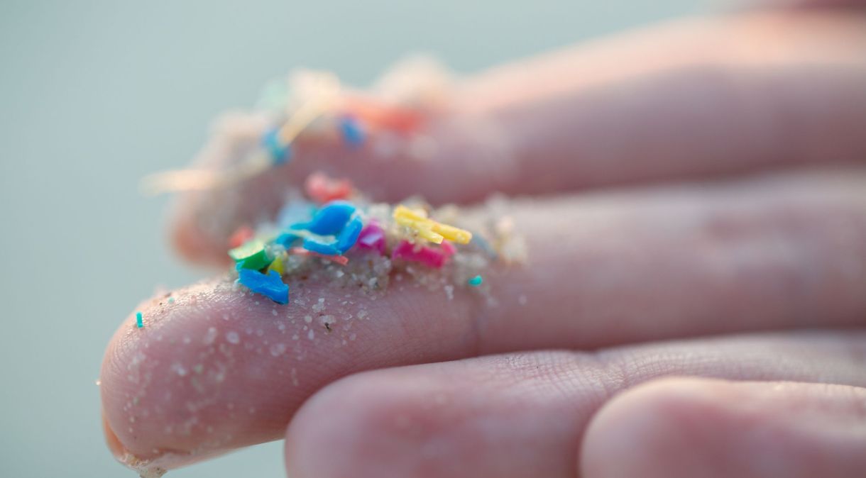Microplásticos são partículas pequenas de plásticos que contaminam água e solo e podem ser ingeridos por pessoas e animais, trazendo riscos à saúde