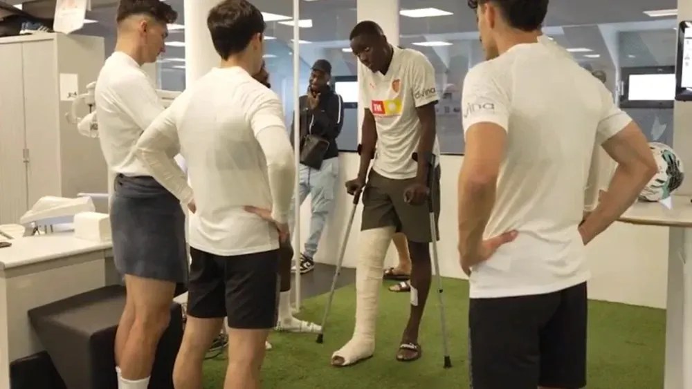 Diakhaby reencontrou companheiros de Valencia após grave lesão no joelho direito