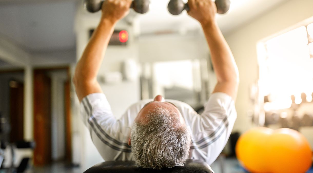 Pessoas mais velhas têm benefícios de saúde mental com a musculação