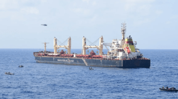 Operação antipirataria resgatou 17 tripulantes do navio MV Ruen na costa da Somália, e dezenas de criminosos foram levados sob custódia, de acordo com autoridades indianas 