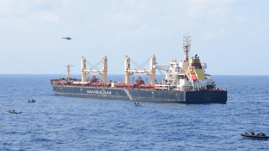 Barcos manobram ao redor do navio comercial pirata MV Ruen durante uma operação militar indiana