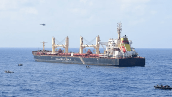Operação antipirataria resgatou 17 tripulantes do navio MV Ruen na costa da Somália, e dezenas de criminosos foram levados sob custódia, de acordo com autoridades indianas 