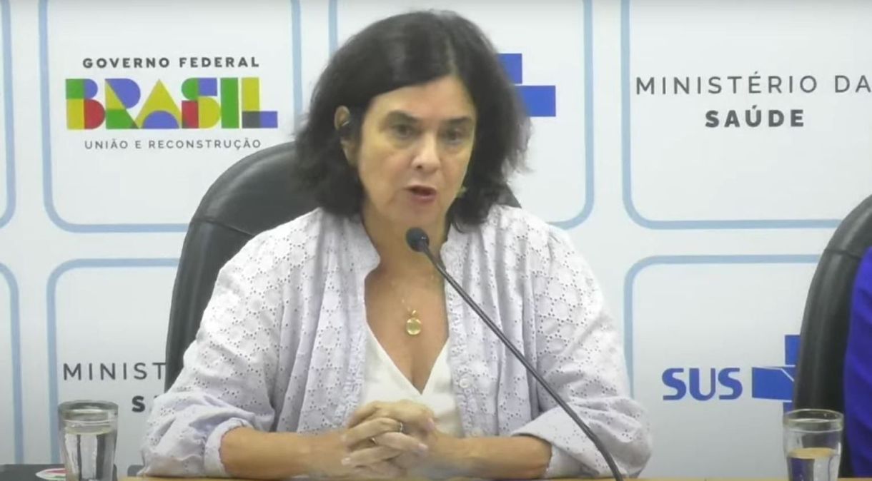 A ministra da Saúde, Nísia Trindade, em coletiva de imprensa concedida nesta sexta-feira (8)