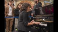 Norah Jones faz apresentação surpresa e toca piano em estação de Londres