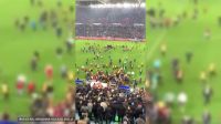 Torcida de clube turco invade campo e agride jogadores do Fenerbahçe; veja