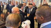 Payet presenteia Lula e Macron com camisas do Vasco